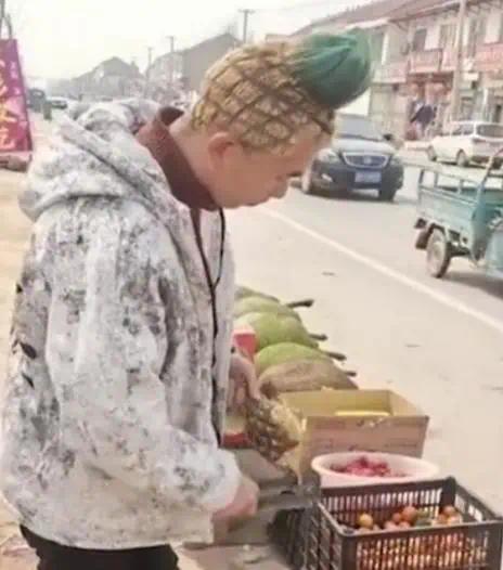 小贩顶着"菠萝头"卖菠萝 自称换发型后日销800斤