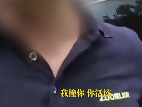 男子身著中聯(lián)重科工裝別停摩托車