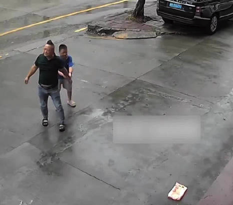 台风天父子门口打闹险遭坠窗砸中