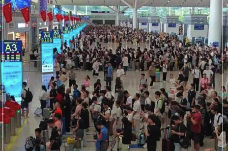 国庆假期即将开启 深圳北站已开启人从众模式 