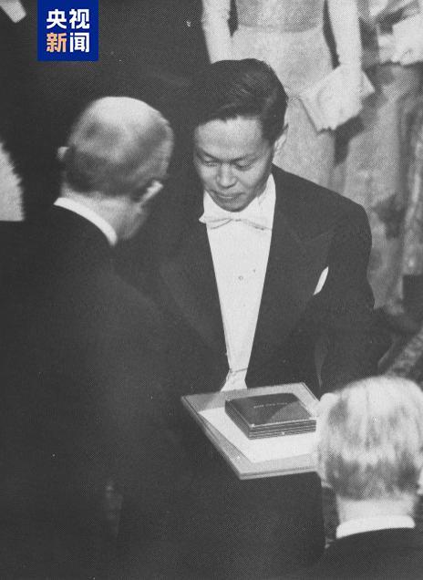 杨振宁的人生是探索未知的不朽传奇 心怀家国的永恒回响