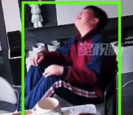 11岁孙子放学路口想起去世爷爷破防 爸爸看监控破防：是爷爷捧在手心里长大的娃