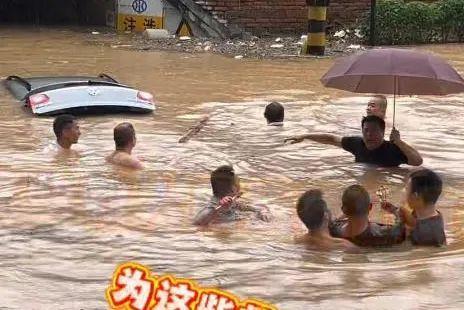 水深达脖颈！多位施救者讲述水流中司机获救过程