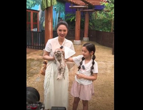 董璇带小酒窝逛乐土 恰当大方随从音乐舞蹈