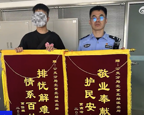 被可爱到！相机失而复得失主送两面锦旗致谢