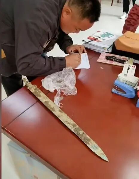 網(wǎng)友挖到青銅劍后上交博物館