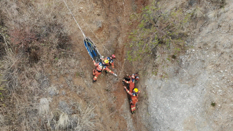 夫妻景区游玩丈夫不慎坠落百米悬崖 消防人员徒步救援