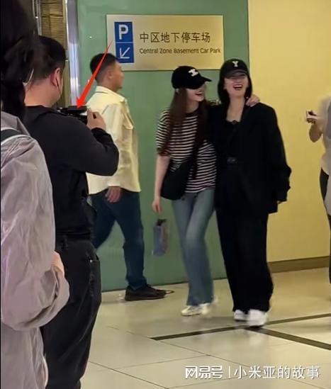 谢娜李小冉逛街被偶遇 姐妹情深引发热议