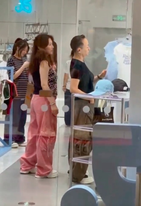 北京偶遇宋丹丹一家五口 低调出行尽显温馨日常