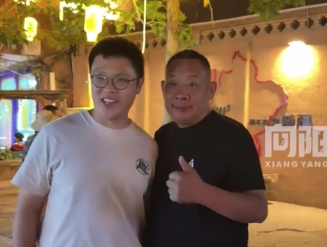 网友在新疆偶遇于东来并与其合照 于东来的IP地址也显示在新疆