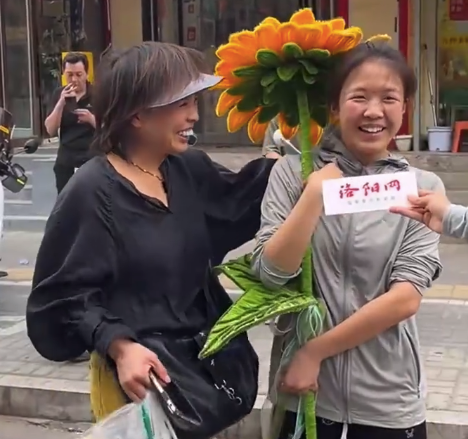 爸妈连续三天在考场外守候 女孩高考结束打算打工给爸妈买礼物