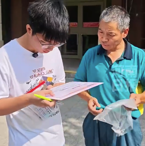 清华通知书送达警察妈妈激动落泪 民警同事上门为“警察妈妈”送祝福