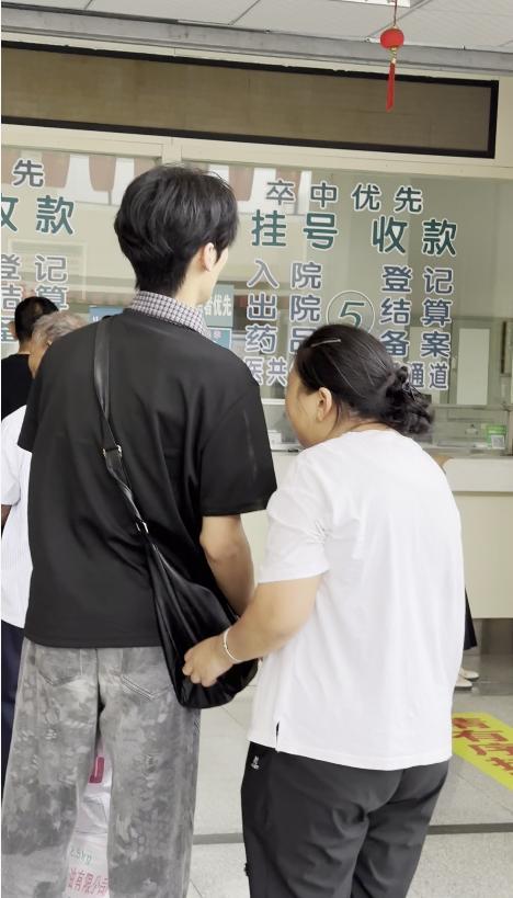 带失明母亲看病被夸帅男生是医学生