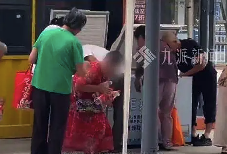 老太每天凌晨清空爱心冰柜 店主决定调整供给时间