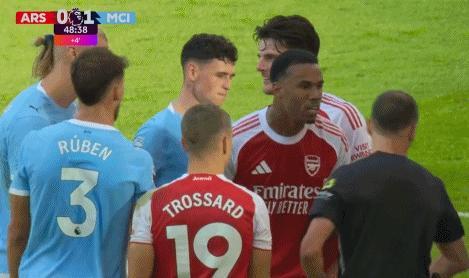 英超滑稽一幕！席尔瓦扔球砸人后“假摔” 名宿开炮：这么做太愚蠢 引发球场冲突