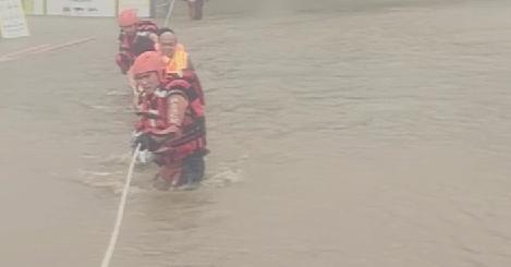 水淹加油站3人被困消防员涉水营救 台风“桦加沙”肆虐珠海