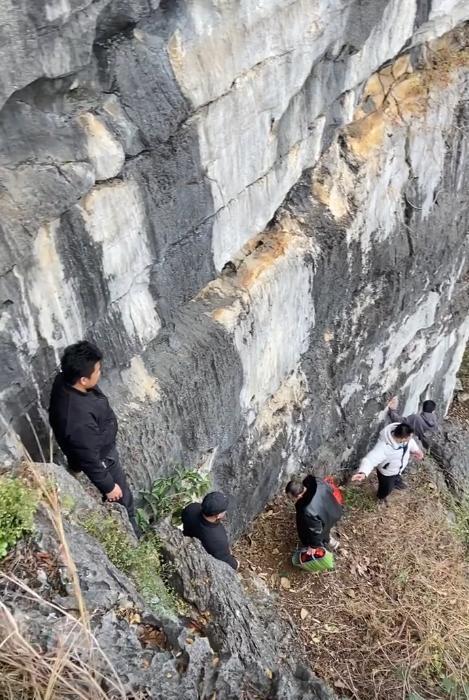 广西人扫墓堪比特种兵训练 艰苦溢价的祭祖之路