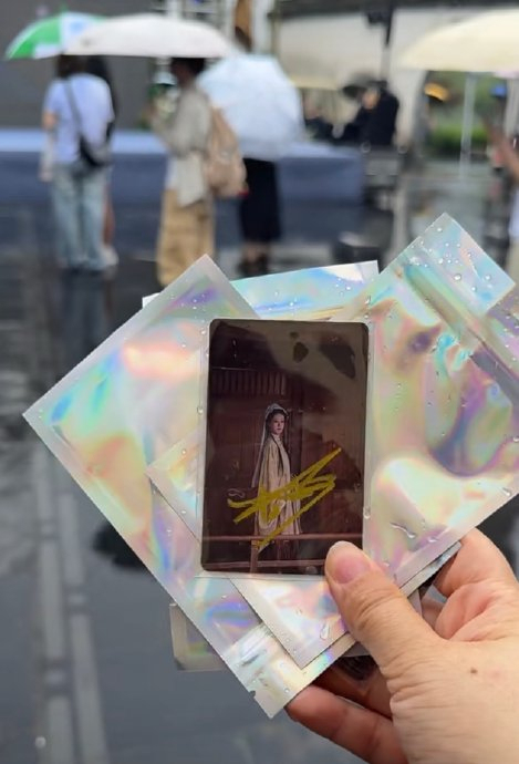杨紫给粉丝送未公开小卡 暖心宠粉登热搜