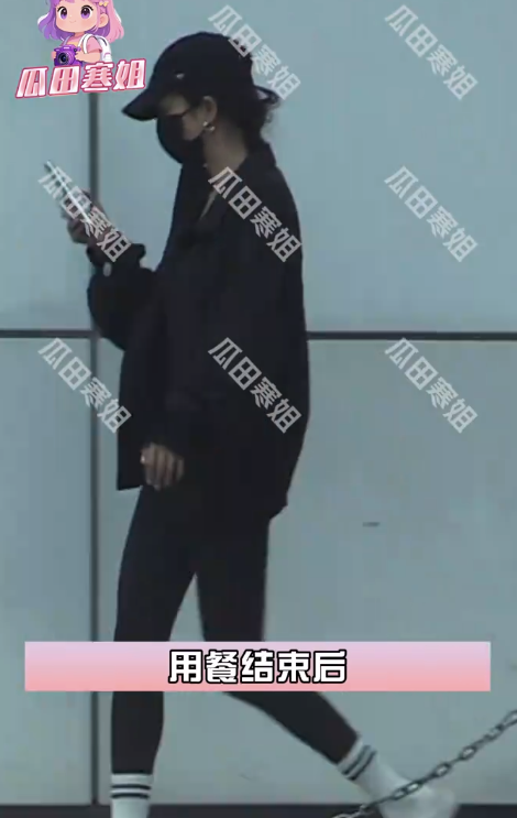 杨幂再现经典“幂式穿搭” 下车小跑宛如“林间小兔”