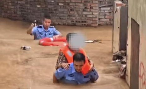 暴雨积水老人幼童被困 民警涉水救援 