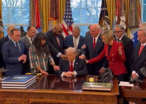 特朗普悄然删除自比上帝图片 MAGA支持者怒斥亵渎