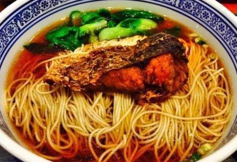 南方人吃面条，北方人吃面条，网友：没有对比就没有伤害