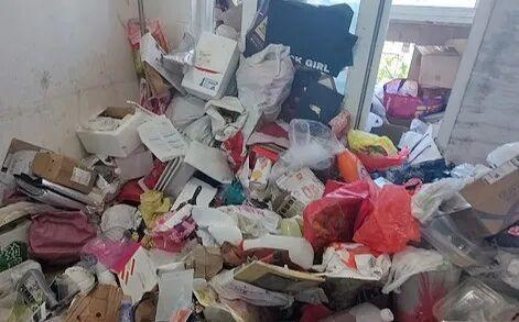 上海阿姨用3套房子塞下30吨废品 孤独与囤积症的背后
