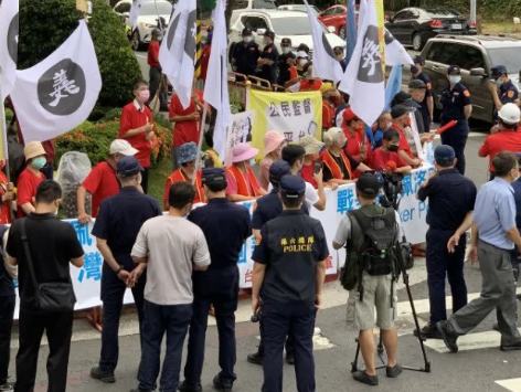 台民间团体集结抗议佩洛西窜访台湾计划 上百人高喊：丑陋的政客！