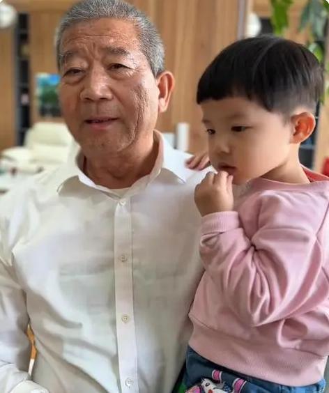 曝3岁网红天赐妈妈脑梗住院，偏瘫没人送饭 因67岁高龄产女致成年儿女拒绝照顾