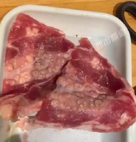 男子吃烤肉发现肉上像长了溃疡:这能吃吗?