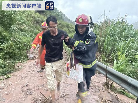 浙江台州临海山体滑坡致7人被困 消防紧急救援转移