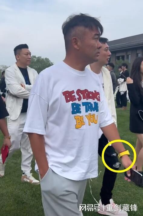 曝王思聪疑似借手表炫富,有网友表示这行为虚伪