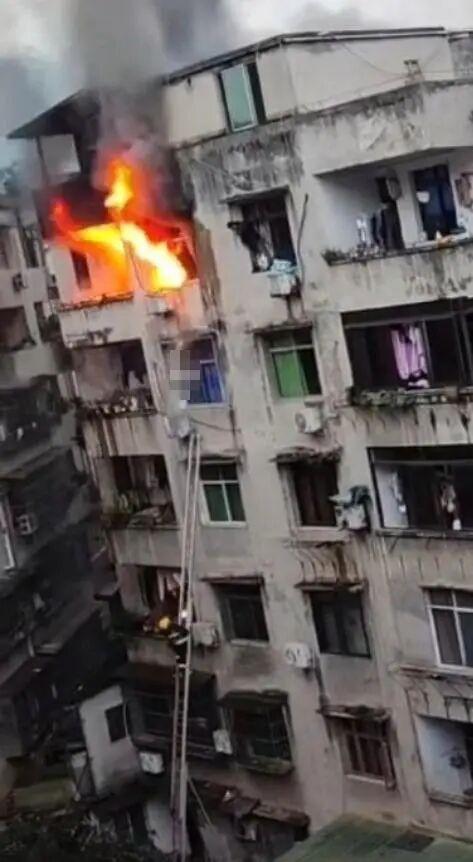 63岁女子为逃避火灾从6楼跳下 目前仍在医院抢救