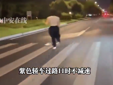 车主斑马线差点撞人被提醒还在笑