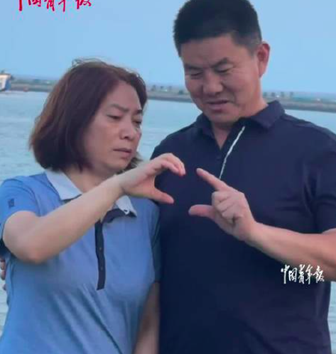 好笑又暖心一幕：大叔为和爱人双手拼爱心已尽力