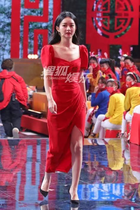 北京台春晚路透图曝光：赵丽颖红裙显完美身材