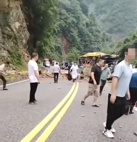 陕西公交车被落石击中致18人受伤 事故详情调查中