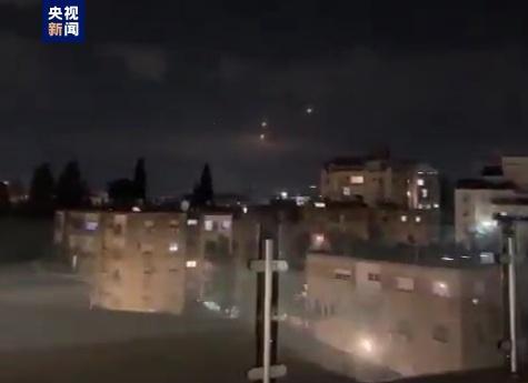 黎真主党武装向以色列发射数十枚火箭弹 以军报复打击目标