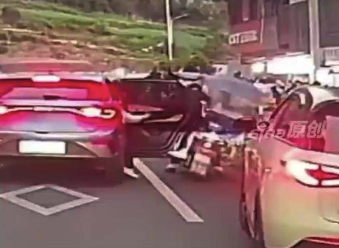 家长违停停车 孩子开门杀撞人逃逸