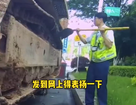 货车轻微超重 收费员帮忙清理0.8吨泥土