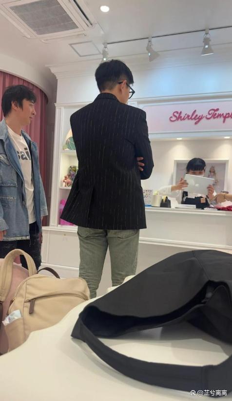 王思聪被曝日本逛童装店疑为孩子买衣服 网友：这是妥协了？