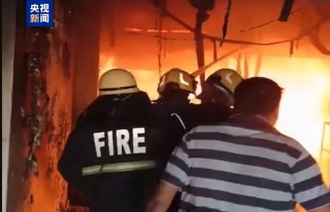 印度南部一建筑起火 至少17人死亡