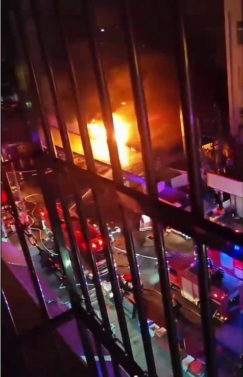 3名小孩大火中遇難 曾打電話求救 市場火災(zāi)致悲劇發(fā)生