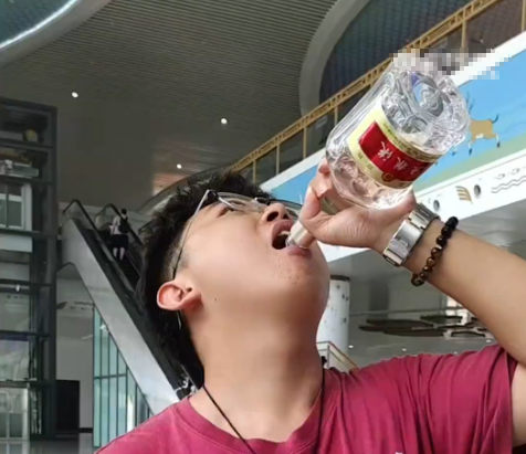 男子带白酒上高铁被拦当场喝光
