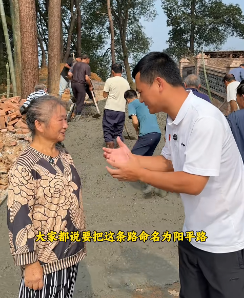 萍乡一大妈主动拆掉自家围墙、砍树 让出两亩多土地给全村修路