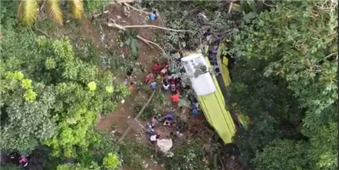 菲律宾一巴士坠入悬崖 已致29人死亡