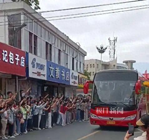 毛坦廠中學送考頭車號碼“91666” 馬到成功寓意濃