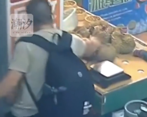 男子偷走烤腸后又順走兩個榴蓮 老板：今晚注定徹夜難眠