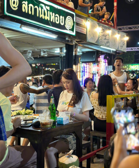 网友在泰国偶遇陈乔恩 竟然是在泰国猛男餐厅？       