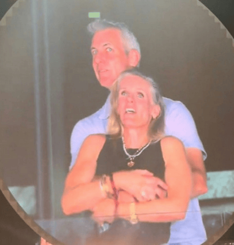Coldplay演唱会偷情女主已离婚 丈夫称担心财产分配问题